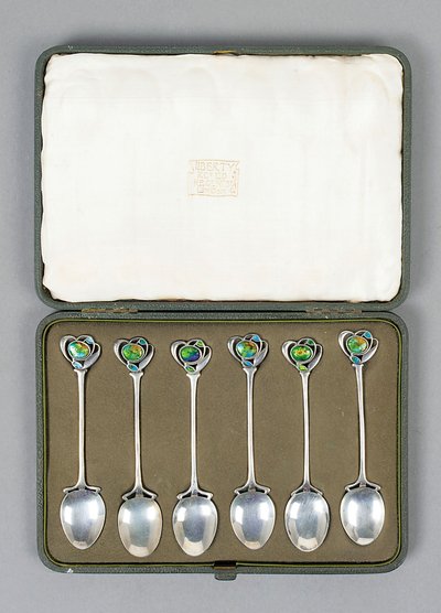 Een doos met Cymric zilveren lepels met geëmailleerde uiteinden ontworpen door Archibald Knox door Archibald Knox