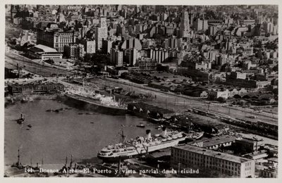 Haven en gedeeltelijk uitzicht op de stad, Buenos Aires, Argentinië door Argentinian Photographer
