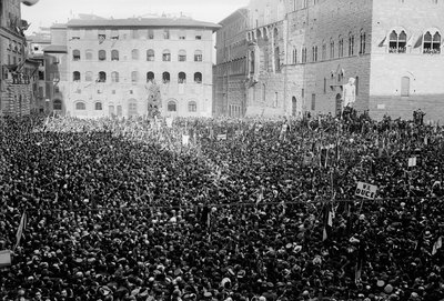 Menigte verzameld op Piazza Signoria bij het bezoek van Hitler en Mussolini in Florence, 05/1938 (zw/w foto) door Armando Bruni