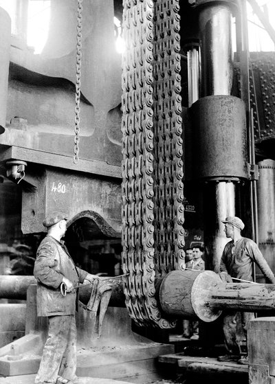 Mensen aan het werk in de Terni metaalfabriek in Nera Montorio, Terni, Italië, c.1935 door Armando Bruni