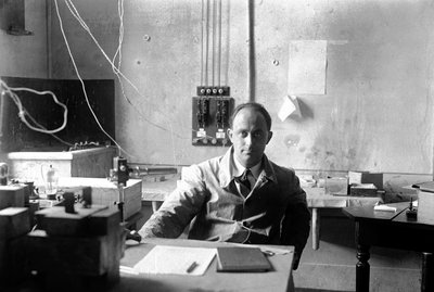 De Italiaanse natuurkundige Enrico Fermi (1901-1954 Nobelprijs voor Natuurkunde in 1938) in het laboratorium (zw/w foto) door Armando Bruni