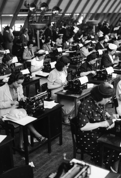 Typisten aan het werk, Italië, 1938 door Armando Bruni
