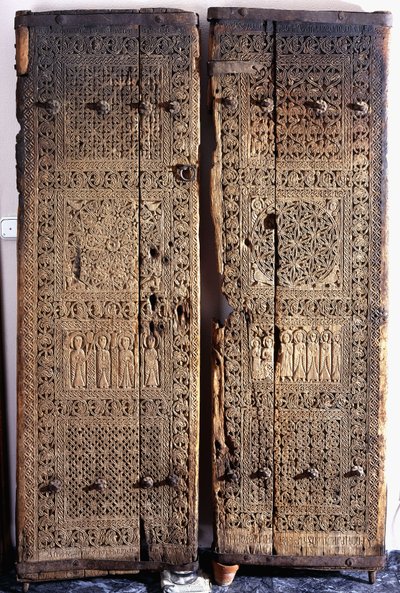 Een paar gesneden Armeense walnootdeuren, met Christus en zes Apostelen en Heiligen, 1312 door Armenian School