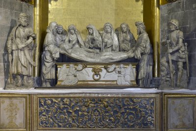 Het graf: het lijkwade van Christus wordt vastgehouden door Nicomede en Jozef van Arimathea die het hoofd van Jezus vasthoudt, daarachter ondersteunt Sint Jan de Maagd Maria, gevolgd door drie vrouwen, de eerste draagt de kroon van doornen en de laatste is door Arnaud de (attr.to) Moles