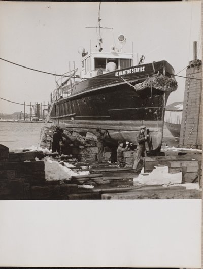 [Vier mannen repareren de onderste helft van een aangemeerde boot]. door Arnold Eagle