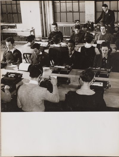 [Mensen zitten voor typemachines met koptelefoons op]. door Arnold Eagle