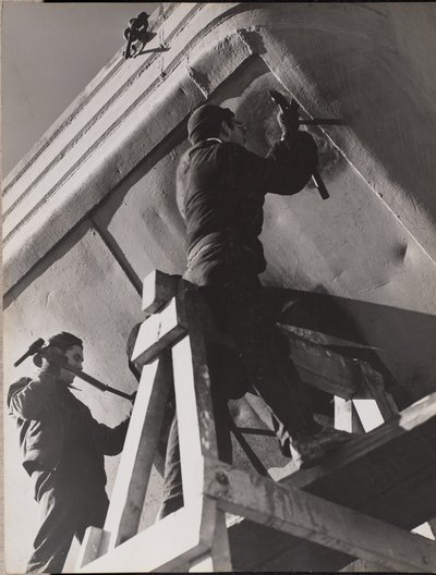 [Twee mannen werken aan de onderkant van een boot]. door Arnold Eagle