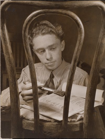 [Jonge man schildert de rugleuning van een houten stoel]. door Arnold Eagle