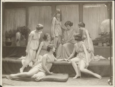[Isadora Duncan en Groep]. door Arnold Genthe
