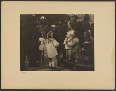 [Parade, Chinatown]. door Arnold Genthe