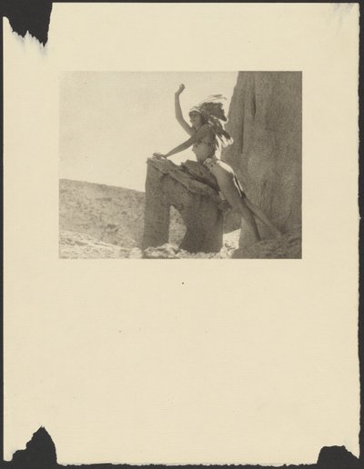 [Vrouw gekleed in indianenkostuum in de woestijn]. door Arthur F. Kales