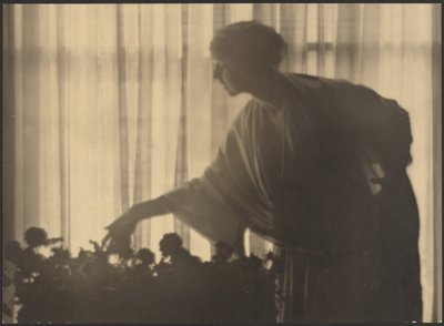 [Vrouw die bloemen verzorgt in haar appartement]. door Arthur F. Kales