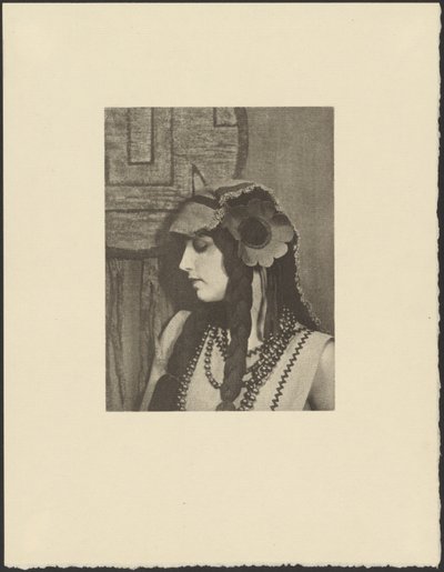 [Vrouw in Boheemse outfit met grote bloem in haar]. door Arthur F. Kales