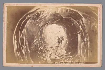 Mensen in een grot op de Grindelwaldgletscher in Zwitserland door Arthur Gabler
