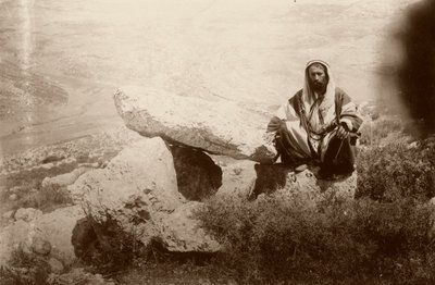 Dolmen en man, west van Hesban (Heshban), 1881 door Arthur M. Mantell