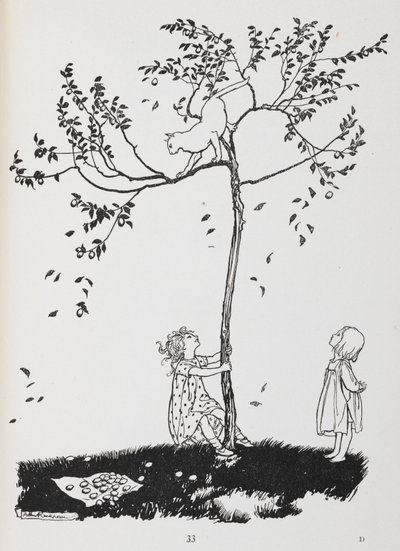 Twee kinderen proberen een kat uit een boom te halen door Arthur Rackham