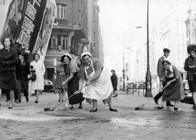 Comadres die de Gran Via straat schoonmaken, op oproep van het Ministerie van Informatie en Toerisme en zijn campagne om 