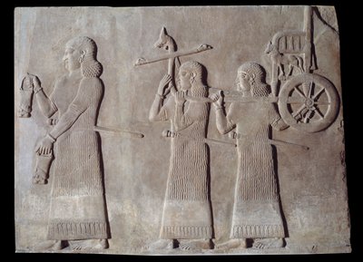 Hof van het paleis van de koning van Assyrië Sargon II, dienaren dragen de situles en de strijdwagen van de koning door Assyrian