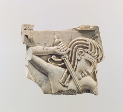 Cloisonné meubelplaat met een figuur die een zwaard vasthoudt, c.9e-8e eeuw v.Chr. door Assyrian