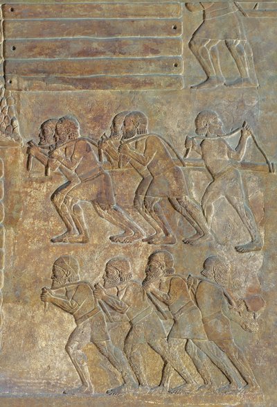 Detail van een reliëf dat het opstapelen van hout aan de kust voor transport over zee afbeeldt, uit het paleis van Sargon II, Khorsabad, Irak door Assyrian