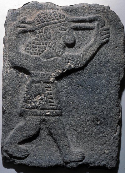 Figuur die een slinger werpt, Tel Halaf door Assyrian