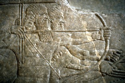 Koning Ashurnasirpal II tijdens een koninklijke leeuwenjacht, 650-620 v.Chr. door Assyrian