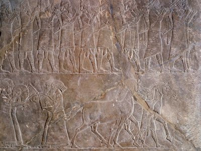Oosterse oudheid: detail van een bas-reliëf in kalksteen: de muzikanten van het harnas van Assurbanipal of Ashurbanipal, koning van Assyrië (Mesopotamië) (669 v.Chr.-627 v.Chr.). 640 v.Chr. Uit Nineveh. Parijs, Louvre Museum door Assyrian