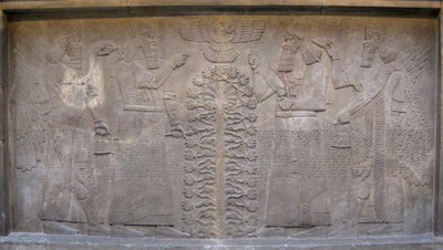 Reliëf met twee figuren van Ashurnasirpal, gevleugelde mythologische wezens en de god Ashur, voor de Boom des Levens door Assyrian