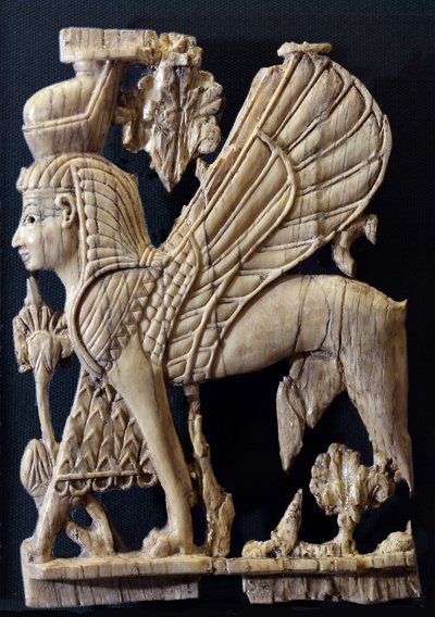 Gevleugelde griffioen met menselijk gezicht, Fenicische stijl ivoren meubelversiering, Nimrud, 800-700 v.Chr. (ivoor) door Assyrian