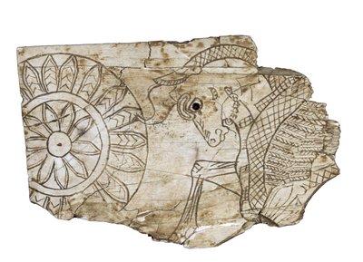 Plaquettefragment met een gevleugelde stier uit Nimrud, Irak, 8e eeuw v.Chr. door Assyrian School