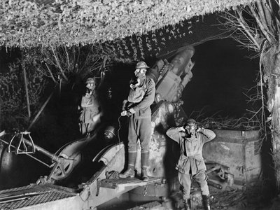 Een 9,2 inch houwitser van de 2nd Australian Siege Battery (55th Australian Siege Artillery Battery), in actie, Voormezeele, België, september 1917 door Australian Photographer