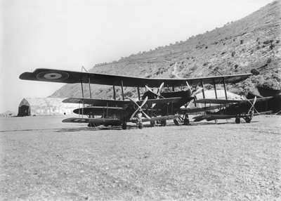 Een Handley-Page 0400 vliegtuig met enkele Bristol Fighter vliegtuigen op het vliegveld van het Australian Flying Corps in Haifa. Kapitein Ross Macpherson Smith vloog vaak met dit vliegtuig, 1918 door Australian Photographer