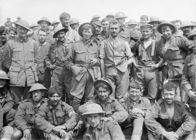 Een groep van het 46th Australian Infantry Battalion net na het verlaten van de linie voor Monument Wood, waar ze een periode van zeer zware gevechten hebben meegemaakt, die de toestand van de door Australian Photographer