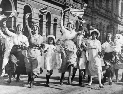 Een groep vrouwen en kinderen die in een straat in Sydney juichen bij de ondertekening van de wapenstilstand, 11 november 1918 door Australian Photographer