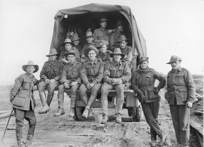 Een vrachtwagen vol Australische artillerieversterkingen die langs de weg rijden om zich bij de batterijen van de 5th Australian Divisional Artillery te voegen, betrokken bij de strijd om de Hindenburglinie door Australian Photographer
