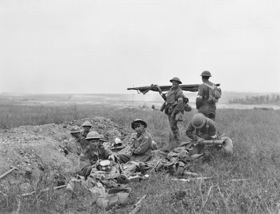 Een scène tijdens de slag om Hamel, met Amerikaanse en Australische brancarddragers die samen werken in het frontgebied, nadat de infanterie was gepasseerd, 4 juli 1918 door Australian Photographer