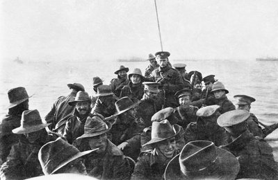 Een achteraanzicht van een reddingsboot met onbekende mannen van de Australische 1st Divisional Signal Company, gesleept naar Anzac Cove om 6 uur 