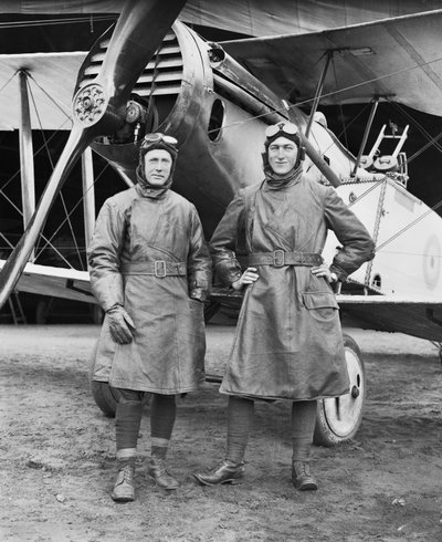 Kapitein Syd Addison van Huon, Tasmanië en luitenant Hudson Fysh van St Leonards, Tasmanië, beide van No 1 Squadron Australian Flying Corps, voor een Bristol F2B Fighter, 29 december door Australian Photographer