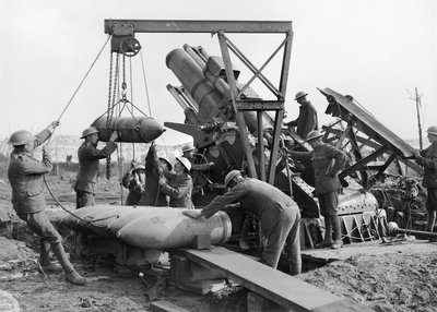 Bemanning van 2 Gun, Royal Marine Artillery die Granny, een 15 inch houwitser (zwaar artilleriekanon), laden nabij de Menin Road, in de Ypres sector, 5 oktober 1917 door Australian Photographer