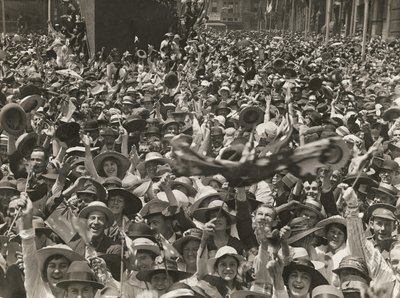 Menigte op Martin Place, Sydney, viert het nieuws van de ondertekening van de wapenstilstand, 11 november 1918 door Australian Photographer
