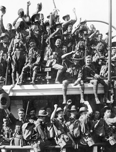 Inscheping van de Australian Naval and Military Expeditionary Force (AN&MEF) naar Nieuw-Guinea, 19 augustus 1914 door Australian Photographer