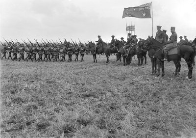 Veldmaarschalk Sir Douglas Haig inspecteert de 5th Australian Division in Ebblinghem, 29 augustus 1917 door Australian Photographer