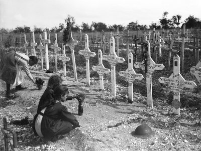 Franse kinderen verzorgen graven op Adelaide Cemetery van Australiërs die sneuvelden aan het westfront, Villers-Bretonneux, Frankrijk 26 augustus 1919 door Australian Photographer