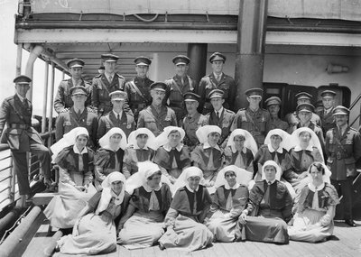 Groepsportret van de Senior Medical Officers en personeel aan boord van HMAT Wahehe, tijdens de terugreis naar Australië, september 1919-oktober 1919 door Australian Photographer