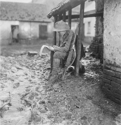 In kwartieren in Flesselles. Een lid van het 2nd Battalion van Australië bezig met zijn correspondentie, 17-30 november 1916 door Australian Photographer