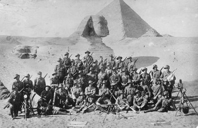 Informele groepsportret van een Australian Infantry Signal School voor de Sfinx en de Piramide. Seinapparatuur op de voorgrond, ca. 1915 door Australian Photographer