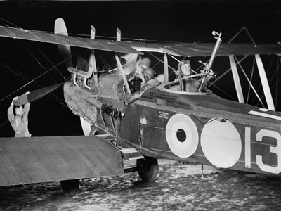 Luitenant Stanley George Brearley, piloot, en luitenant Robert Harold Taylor, waarnemer, van No. 69 Squadron (Australisch), Royal Flying Corps (RFC), beginnen aan een nachtelijke bombardementsoperatie vanuit de ha door Australian Photographer
