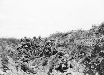Luitenant A. V. Sedgwick MC en enkele van zijn groep van het 24th Battalion, wachtend op het opheffen van de artilleriebarrage op Mont St Quentin, gefotografeerd enkele minuten voor het verlaten van de loopgraaf door Australian Photographer