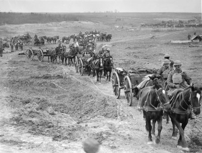 Limbers van de 6th Brigade van de Australian Field Artillery die munitie naar de kanonnen brengen door de Hindenburglinie nabij Bellicourt, 4 oktober 1918 door Australian Photographer