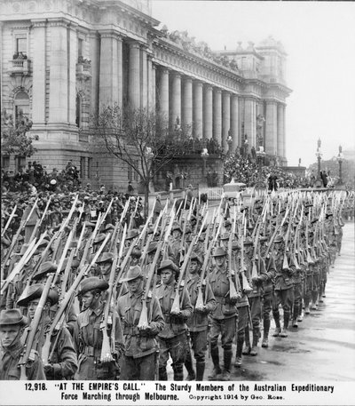 Mannen van de AIF marcheren langs het Parlementshuis in Melbourne, Vic, hun geweren met bajonetten zijn over hun schouders, voorafgaand aan inscheping voor overzeese dienst, c. augustus 1914 door Australian Photographer